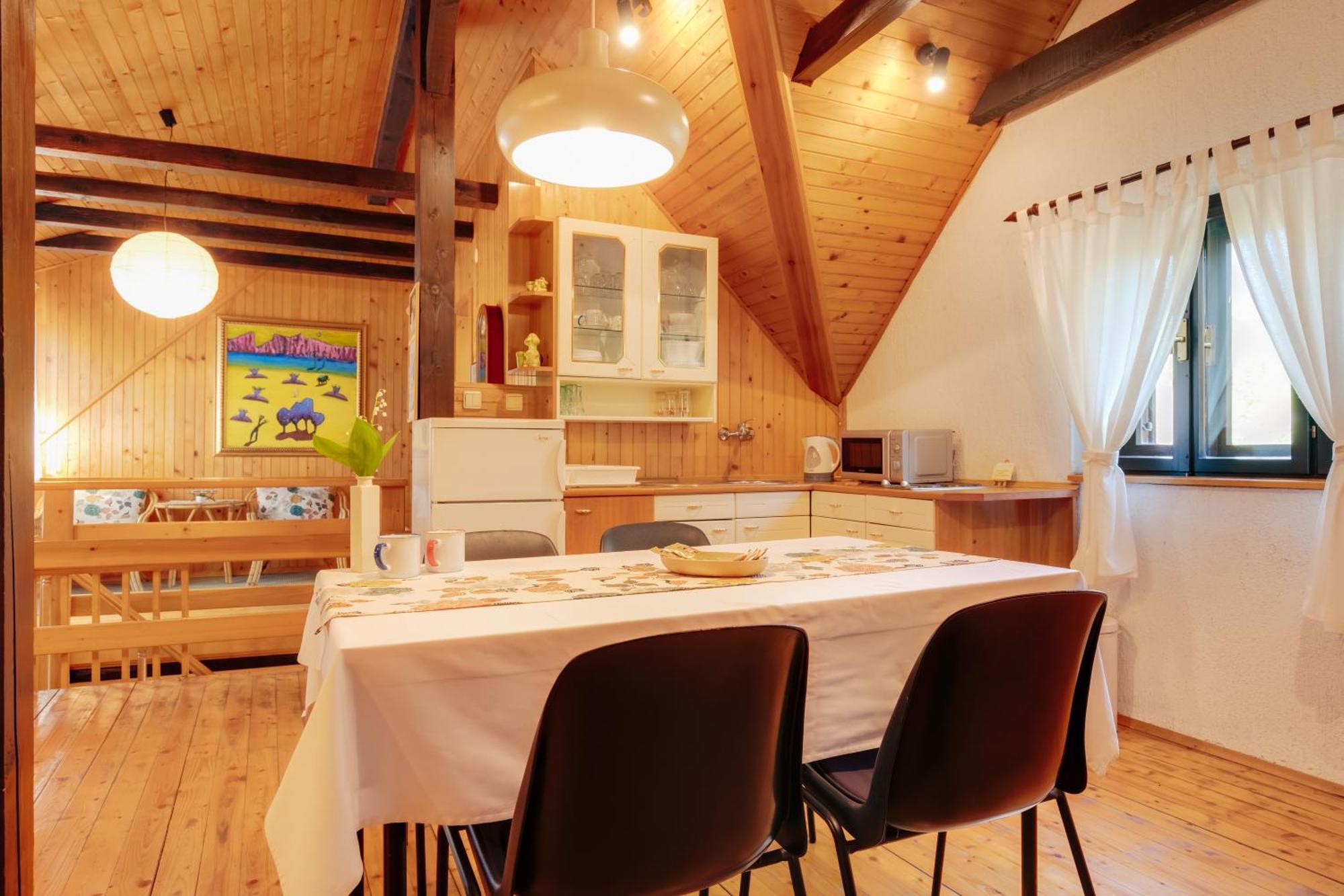 Guesthouse Pod Rastockim Krovom Слунь Екстер'єр фото